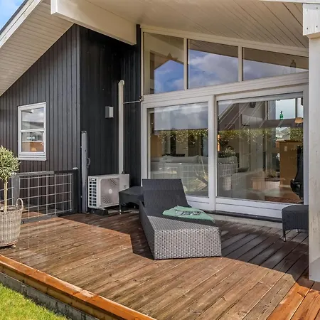 Dom wakacyjny Sjarlotte - 100m From The Sea By Interhome